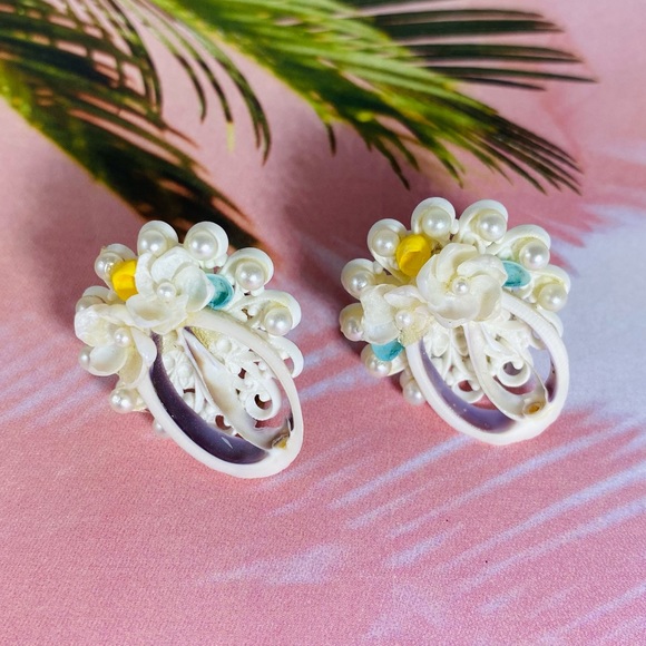 Vintage mini shell floral screw back earrings - Picture 3 of 5